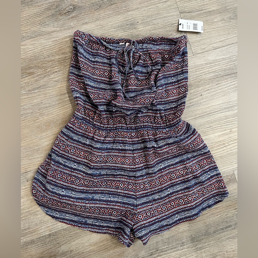 Brand new Volcom strapless romper size small. Still has tags.